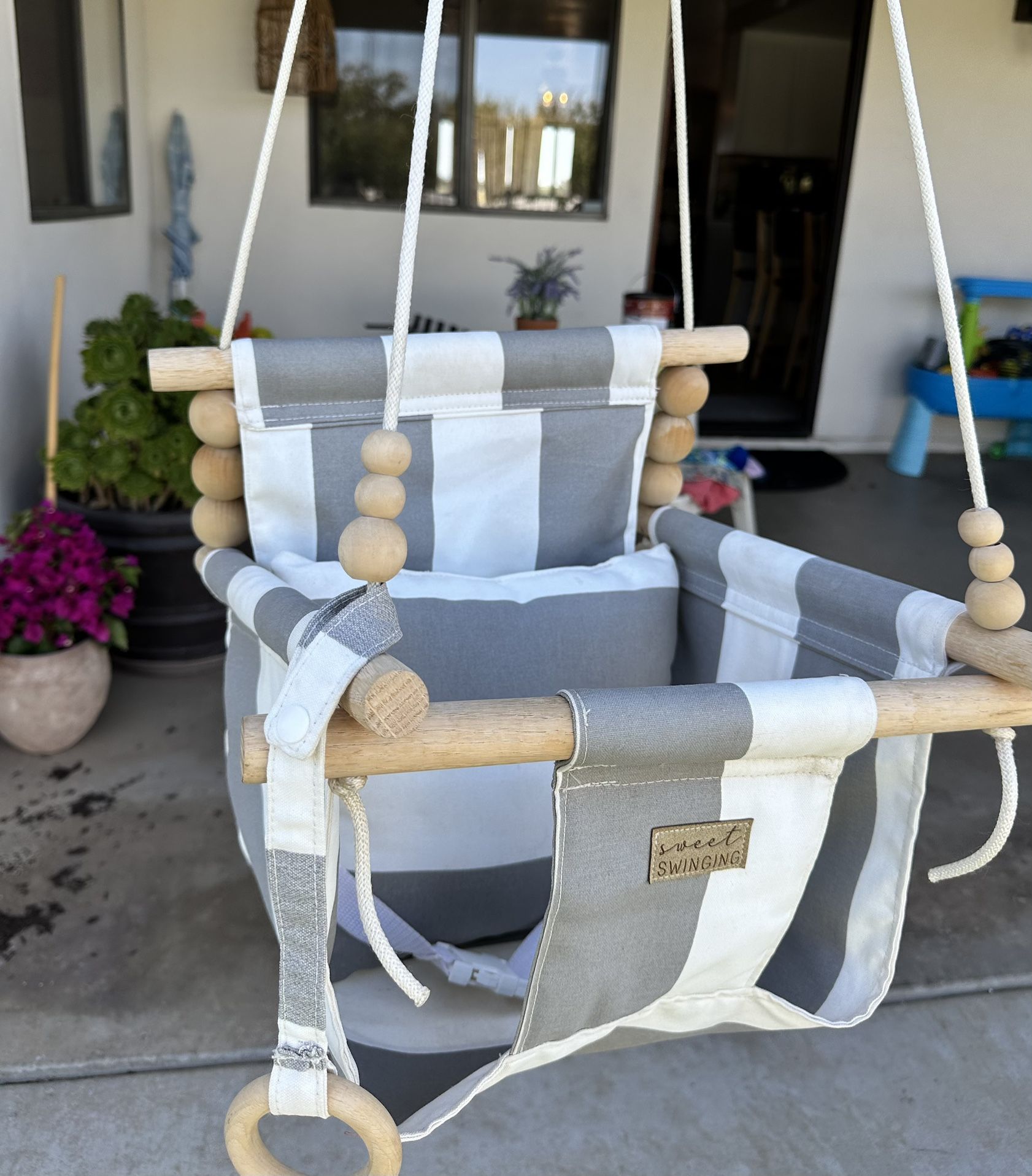 Sweet Swinging Baby/toddler Swing