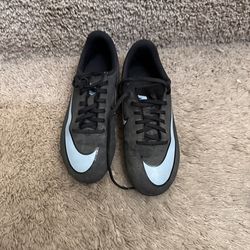Soccer shoes for kids size 2.5