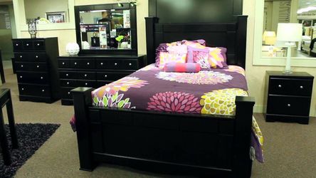 This is a stunning bedroom set