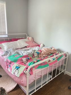 White metal Full size bed frame