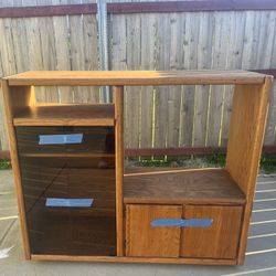 Wooden TV Stand / Entertainment Center Excellent Condition I 