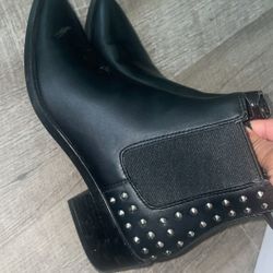 Steve Madden JUGGLE Black Studded Ankle Boots – Size 6.5