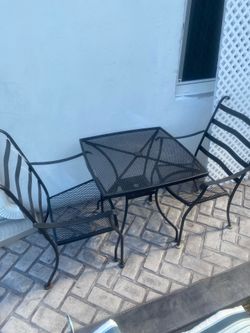 Small yard table black and 2 chairs