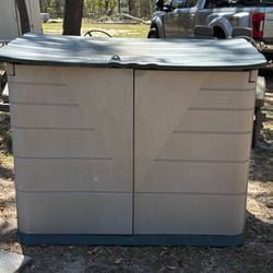 Rubbermaid Storage Container For Pool Deck Outdoor Use