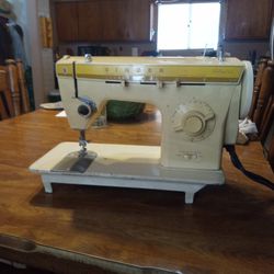 Singer Vintage Sewing Machine 