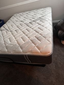 Queen Bed w/ Adjustable Base