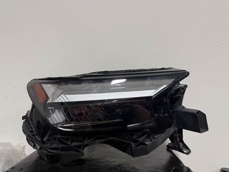 AUDI Q4 RIGHT HEADLIGHT 2024