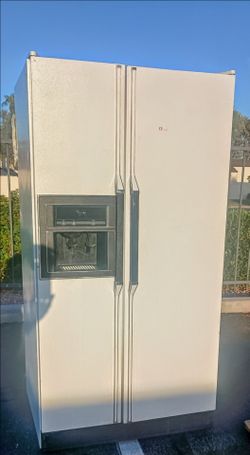 Older Whirlpool Refrigerator - WORKS GREAT!