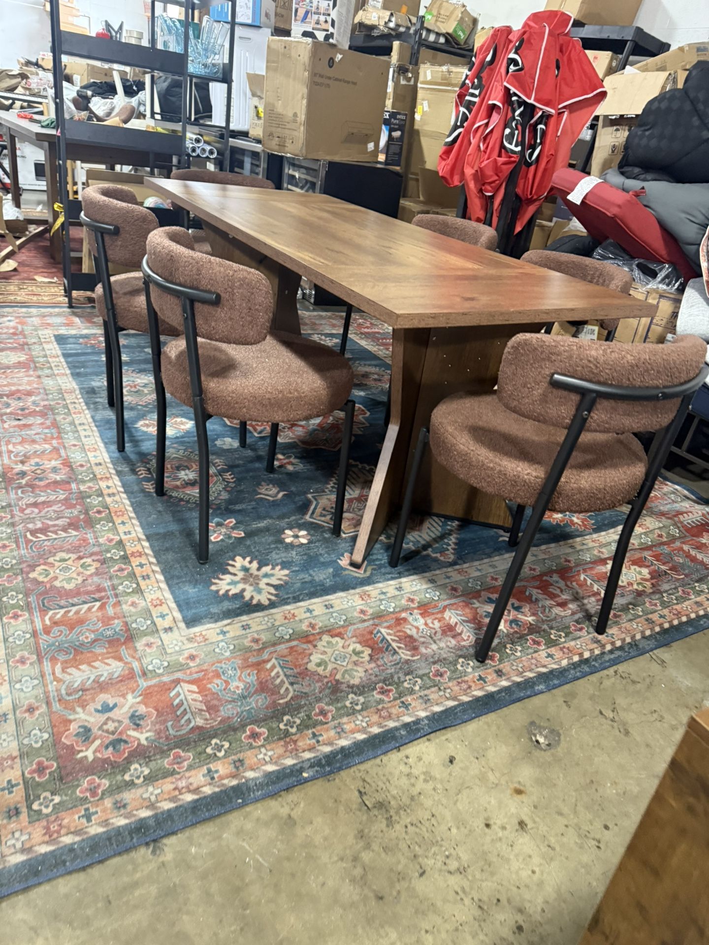 The dining room is very spacious and new. It has a small detail that doesn't affect anything
