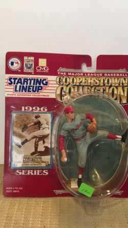 Robin Roberts figurine and card