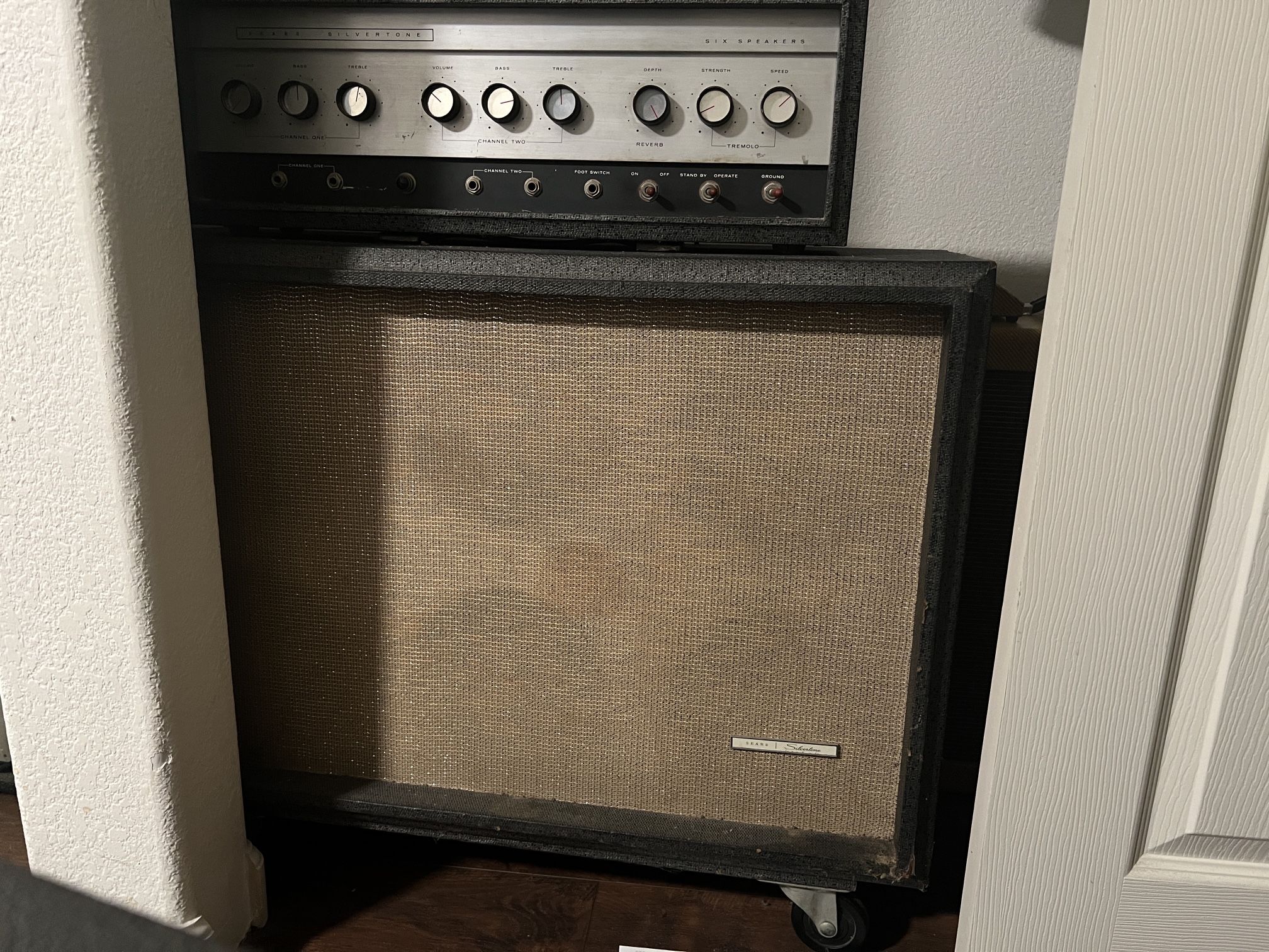 Silvertone Model 1485 120-Watt 6x10 Piggyback