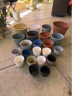 PLASTIC PLANTER POTS BUNDLE
