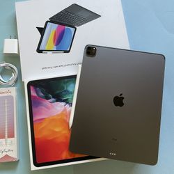Apple iPad Pro 12.9” 4th Generation 256GB with pen, keyboard & Accessories