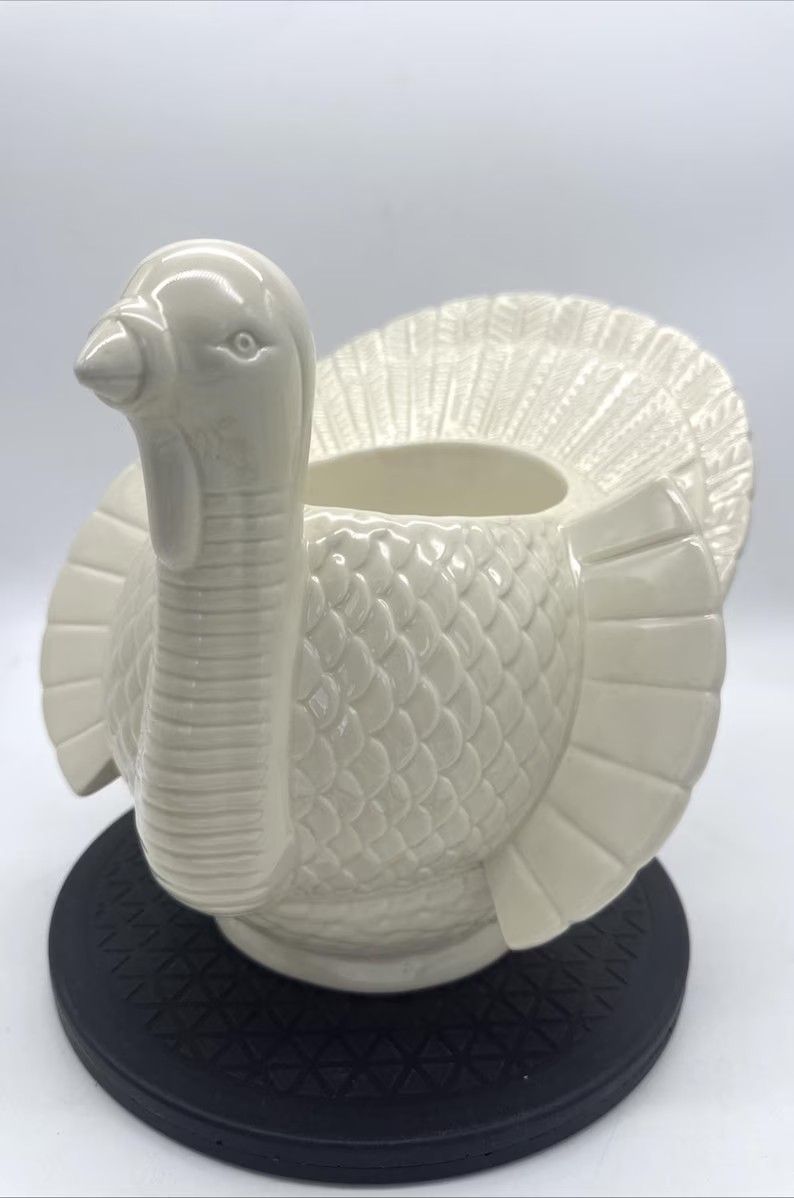 Bath & Body Works Turkey 3 Wick Ceramic Candle Holder Luminary Centerpiece NWT
The Bath & Body Works Turkey 3 Wick Ceramic Candle Holder is a festi