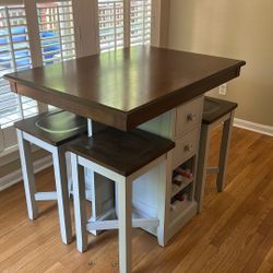 Dining/kitchen room table 
