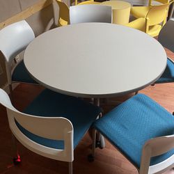 Table And 5 Rolling chairs 