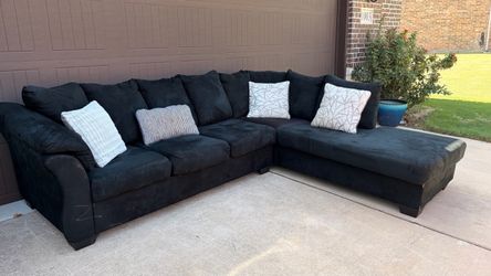 Beautiful Sectional. Used in good condition. Sturdy and very comfortable.