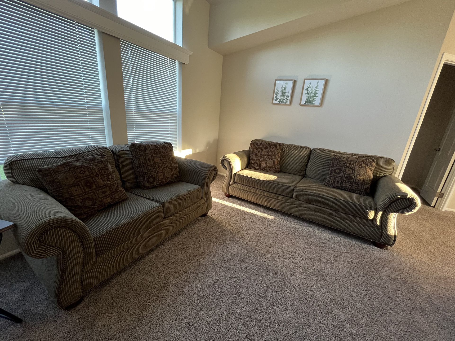 Couch Set With Pillows 
