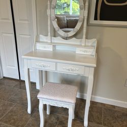 Girls Makeup Vanity Set With Light Up Mirror And Still
