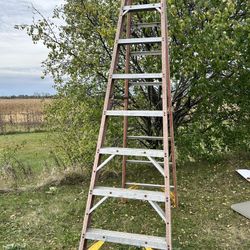 8 FT WERNER LADDER 