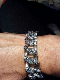 Heavy bracelet skulls heads