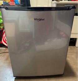 Whirlpool Mini fridge 2.7 https://offerup.com/redirect/?o=Y3UuZnI= model WH27S1E