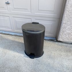 Trash Can with Lid