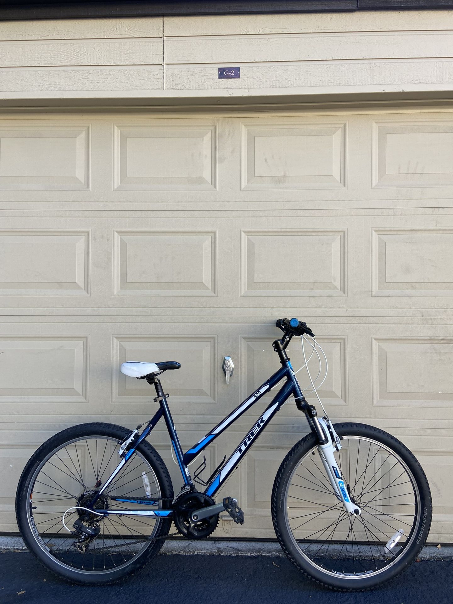 Trek 820 – Step-Through Hardtail Mountain Women’s Bike – 21-Speed – 19.5” Frame Bicycle