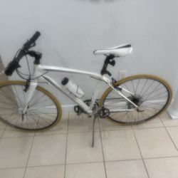 Road bicycle Raleigh  frame 18” in aluminum . Good tires . Good condition .