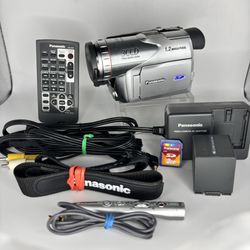 Panasonic PV-GS70D Camcorder 700x Digital Zoom Leica Lens 3CCD W/ Extras - Works