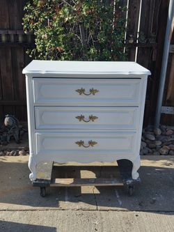 Henry Link Dresser Chest measurements on picture  PICKUP ONLY