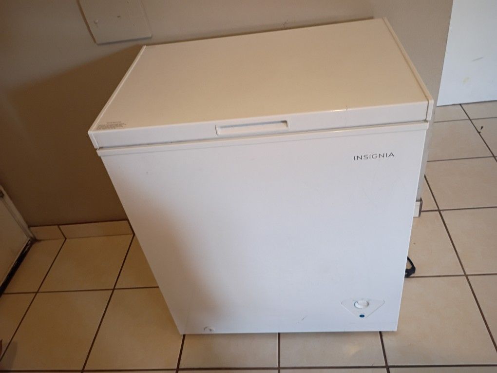  Insignia NS-CZ50WH0 5.0 cu.ft. Chest Freezer