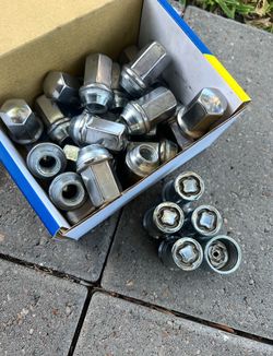 24 chevy lug nuts and locks with key oem