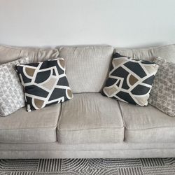 COUCH IN GREAT CONDITION, AMAZING PRICE DUE TO MOVE!