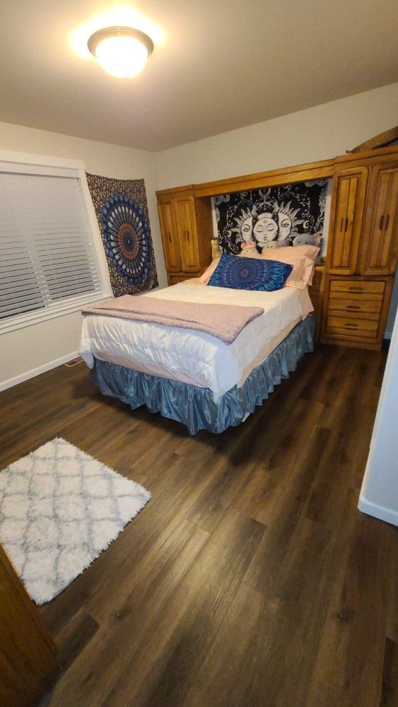 Solid Oak Queen Bedroom Set (Metal frame Included, No Mattress)