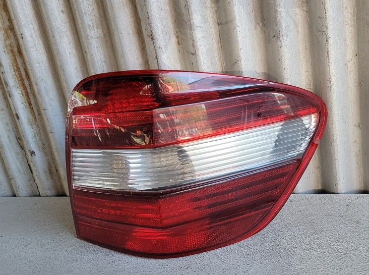 2006-2008 Mercedes-Benz ML550 Taillight Passenger Right Side OEM 