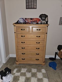 Dresser/ cabinet