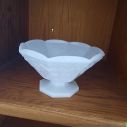 Vintage 1960s Anchor Hocking Harvest Grape Milk Glass Bowl