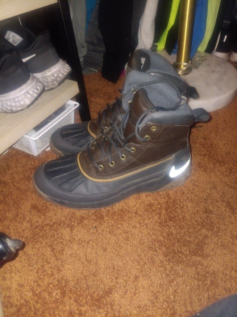 Nike boots sz9