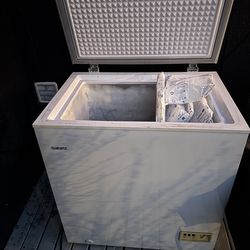 Galanz 5.0 Cu Ft Manual Defrost Chest Freezer in White