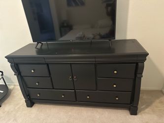Black Wood 9-Drawer Dresser