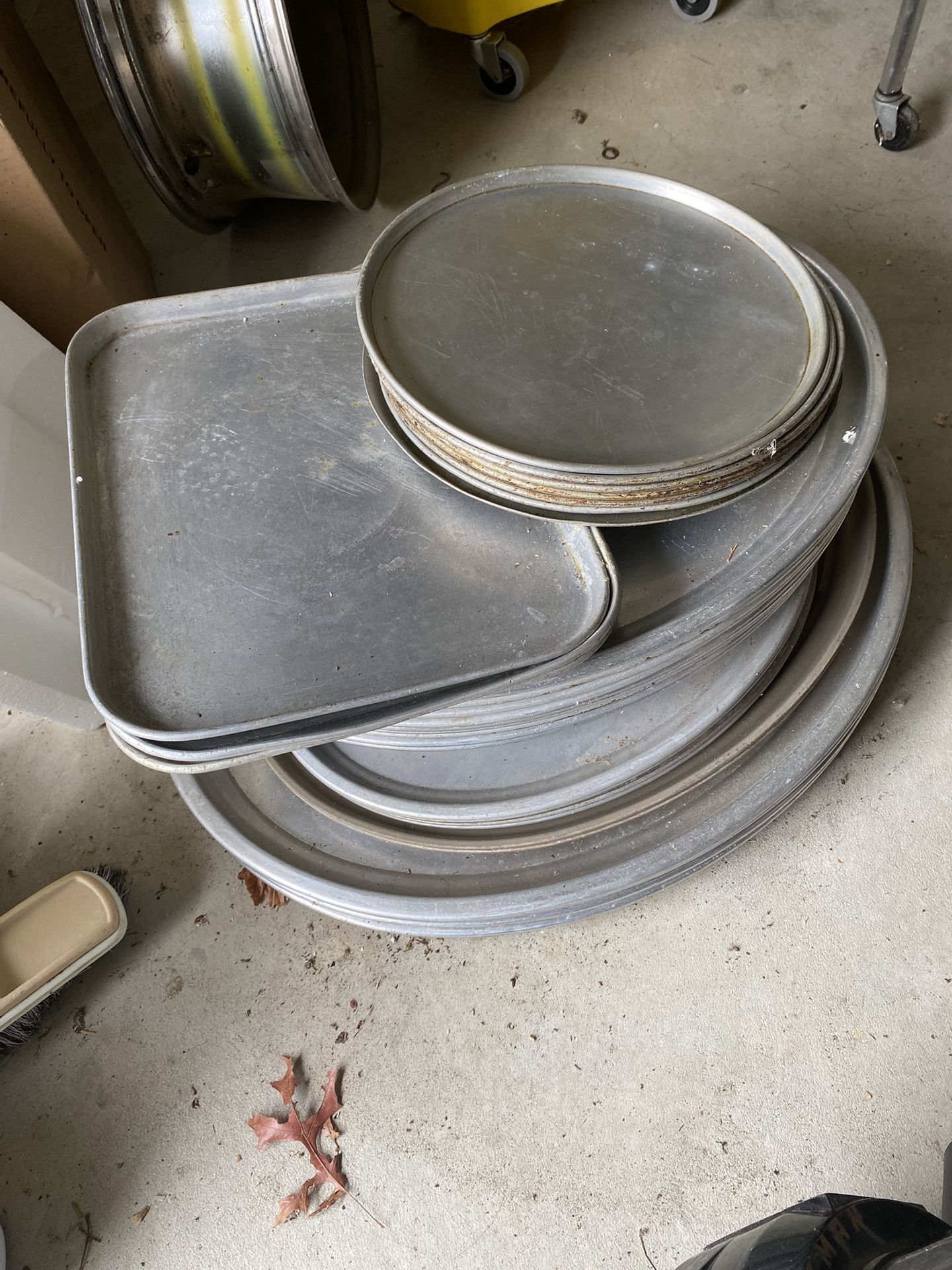 Big Aluminum Serving Trays & Pizza Pans