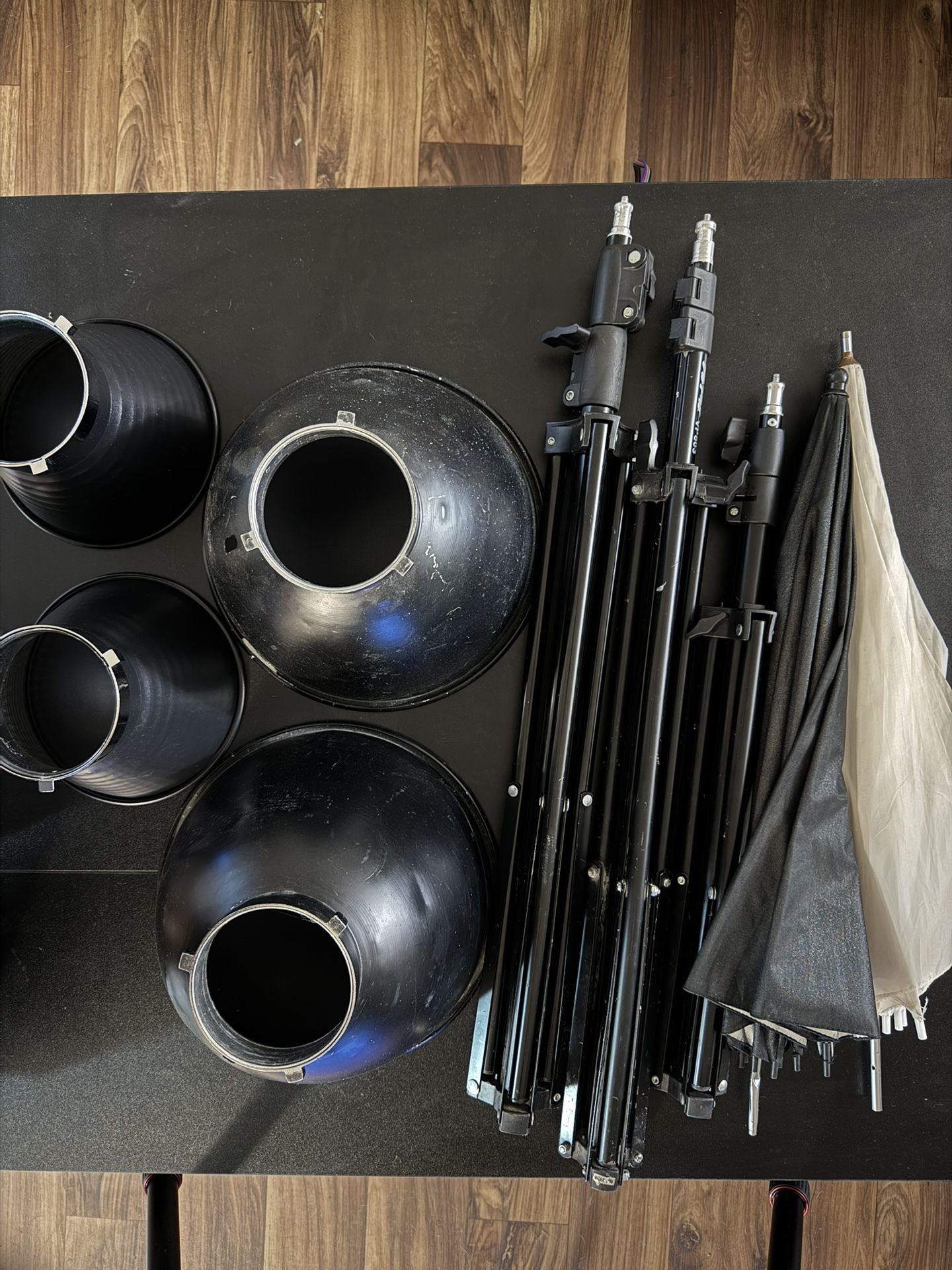 Photography Kit- (3) 700 W Strobes With Accessories 