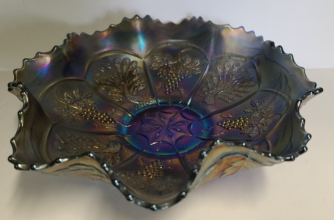 Beautiful Vintage Fenton Carnival Glass Peacock And Grape Design Bowl 