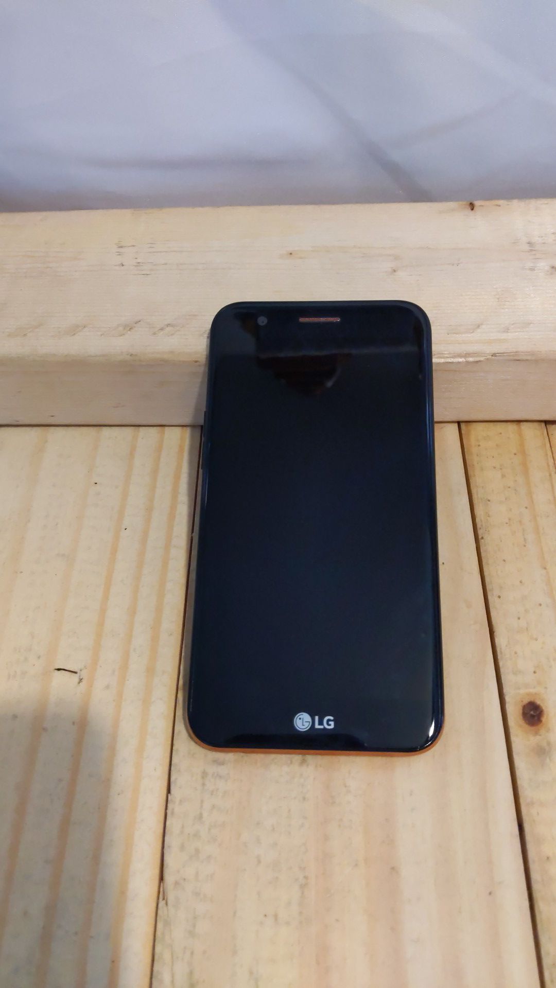LG K20 Plus 32 GB Metro PCS Smartphone Black Gold Trim