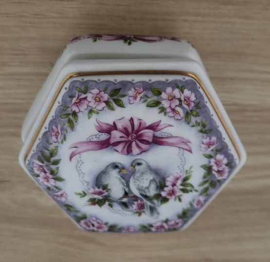 1987 Heritage House Valentine Serenades Music Box "Let Me Call You Sweetheart"