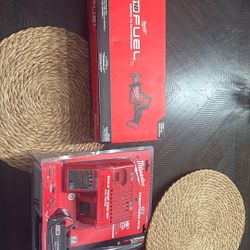 Milwaukee Fuel  M18 Hacksaw and Battery Kit