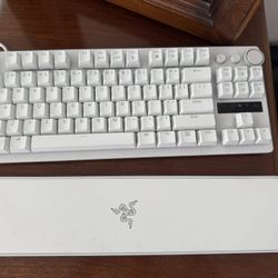 Razor Mechanical Keyboard With Wrist Rest