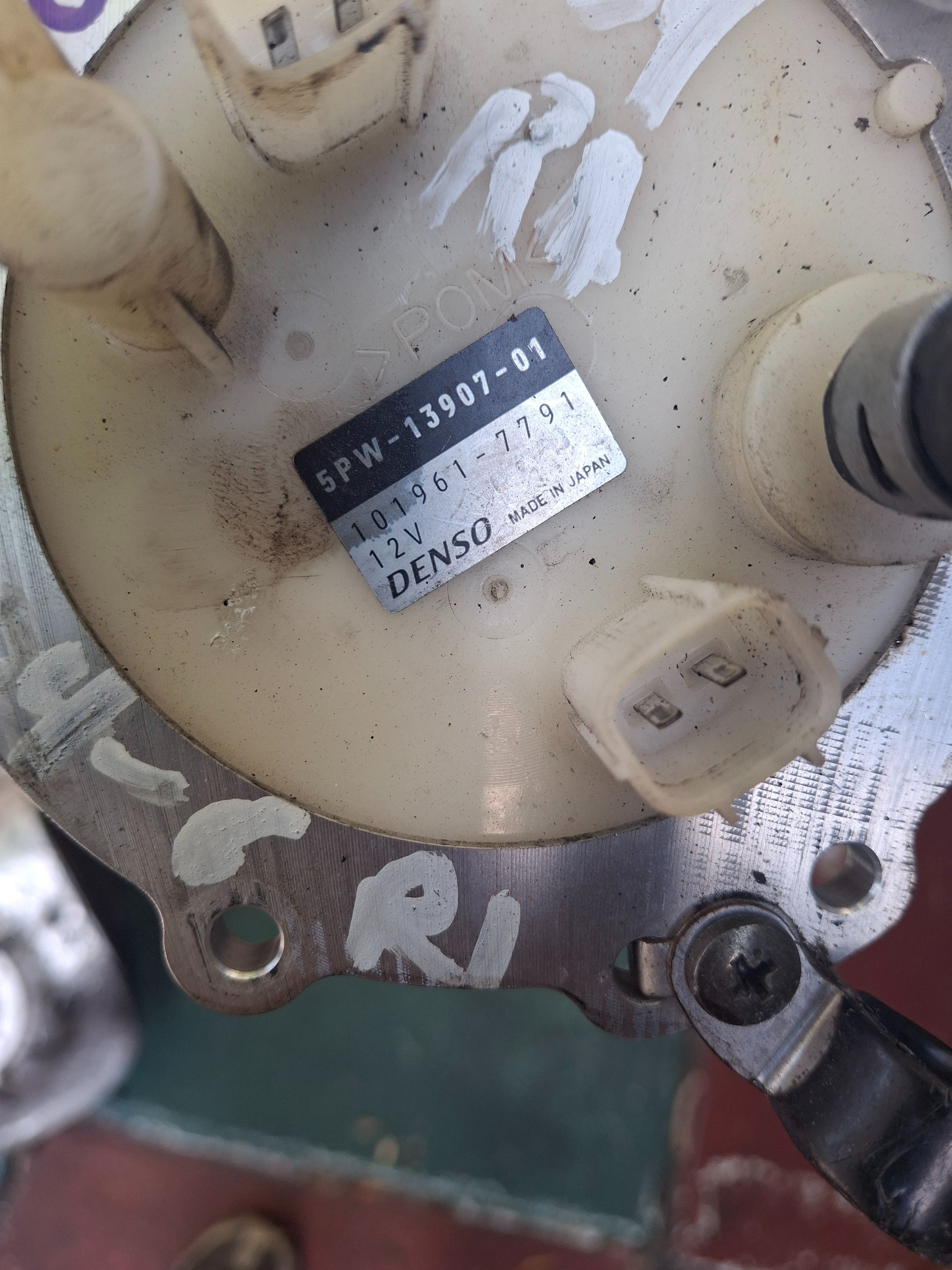 04-06 Yamaha R1 Fuel Pump with Metal Ring and Bolts YZF1000 05 5PW-13907-01