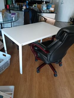 Desk and chair laz boy very good condition